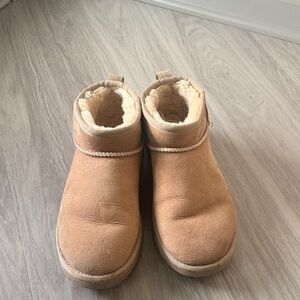 UGG Women’s Classic Ultra Mini - Sand